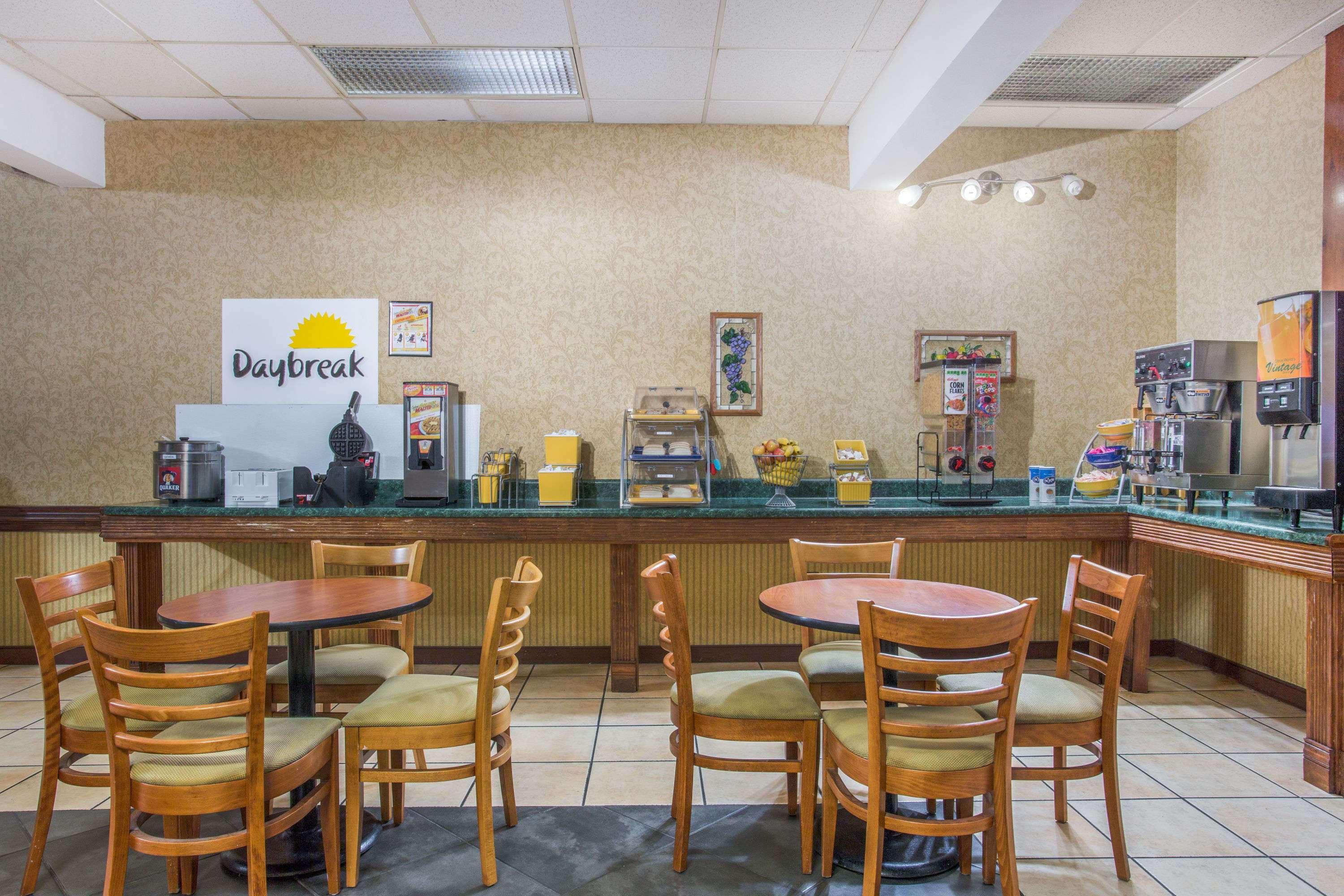 Days Inn By Wyndham Petersburg/South Fort Lee Buitenkant foto