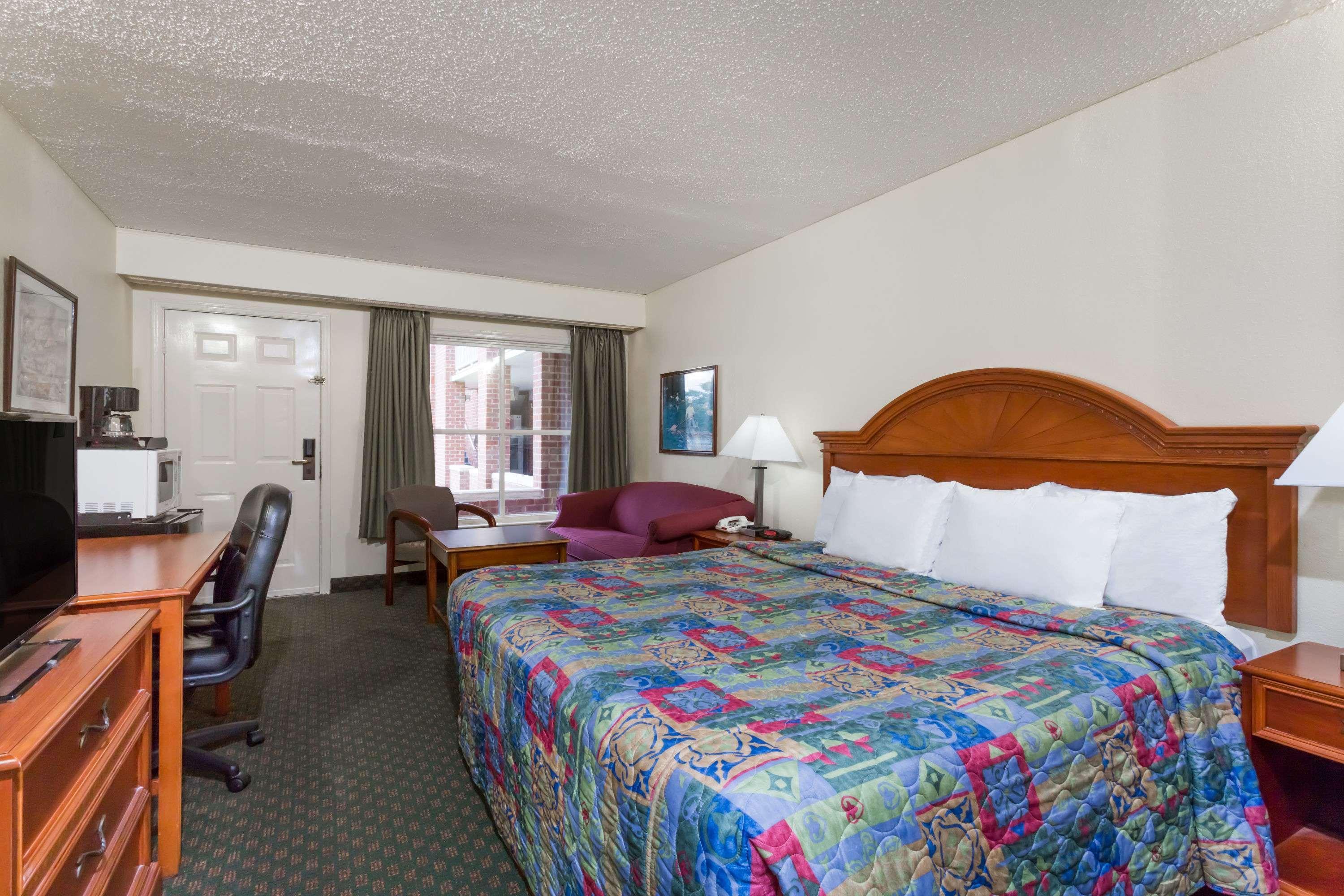 Days Inn By Wyndham Petersburg/South Fort Lee Buitenkant foto
