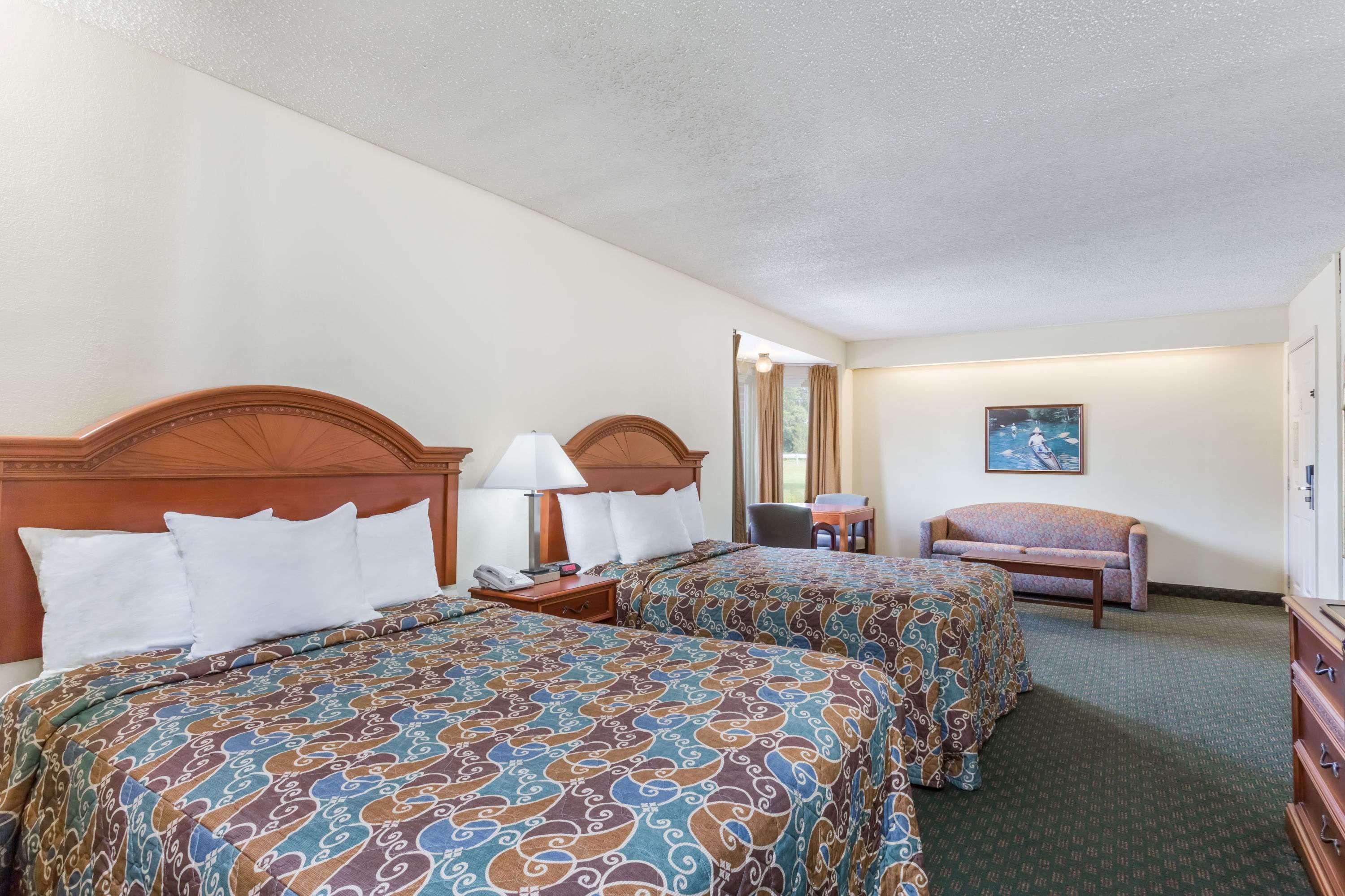 Days Inn By Wyndham Petersburg/South Fort Lee Buitenkant foto