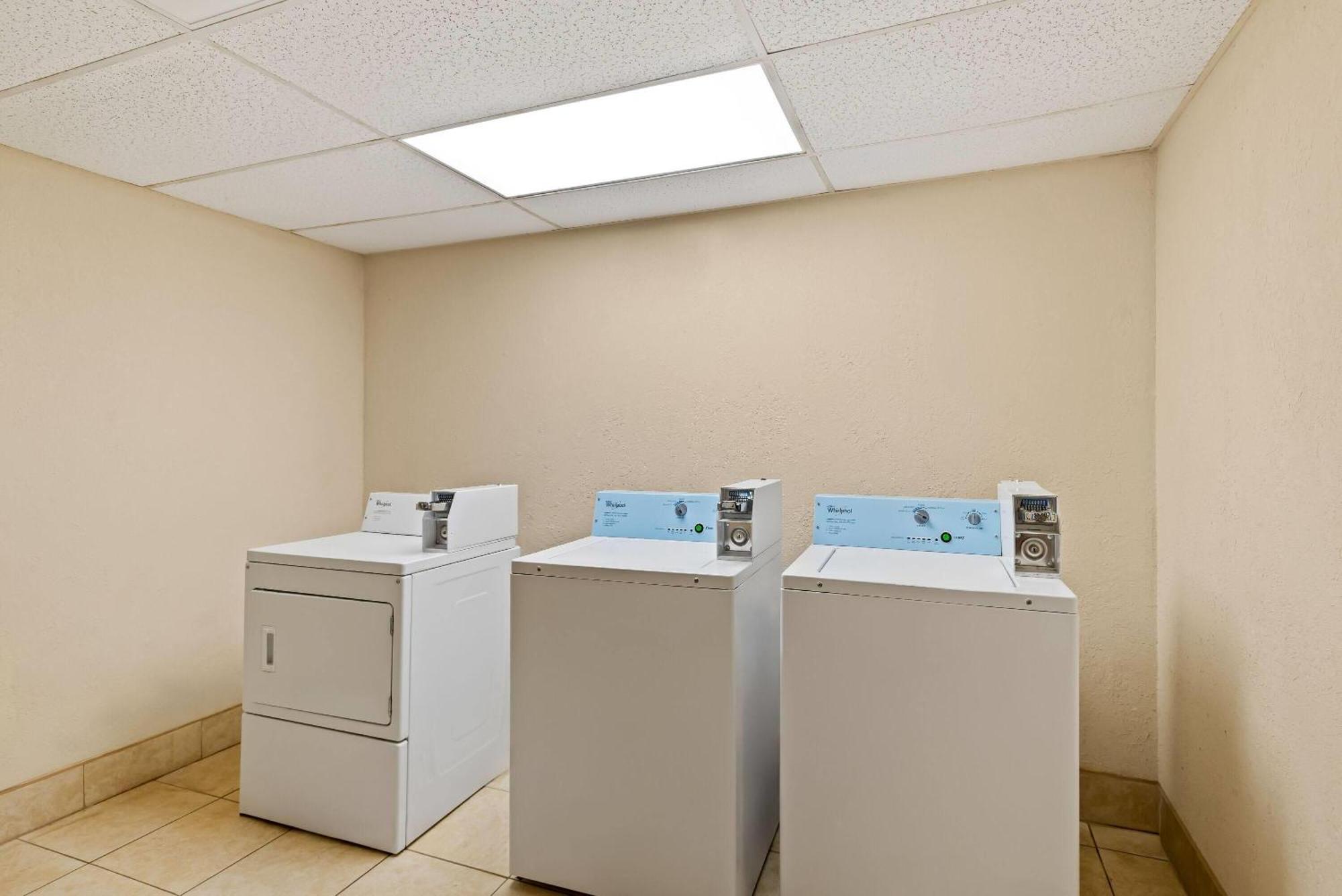 Days Inn By Wyndham Petersburg/South Fort Lee Buitenkant foto