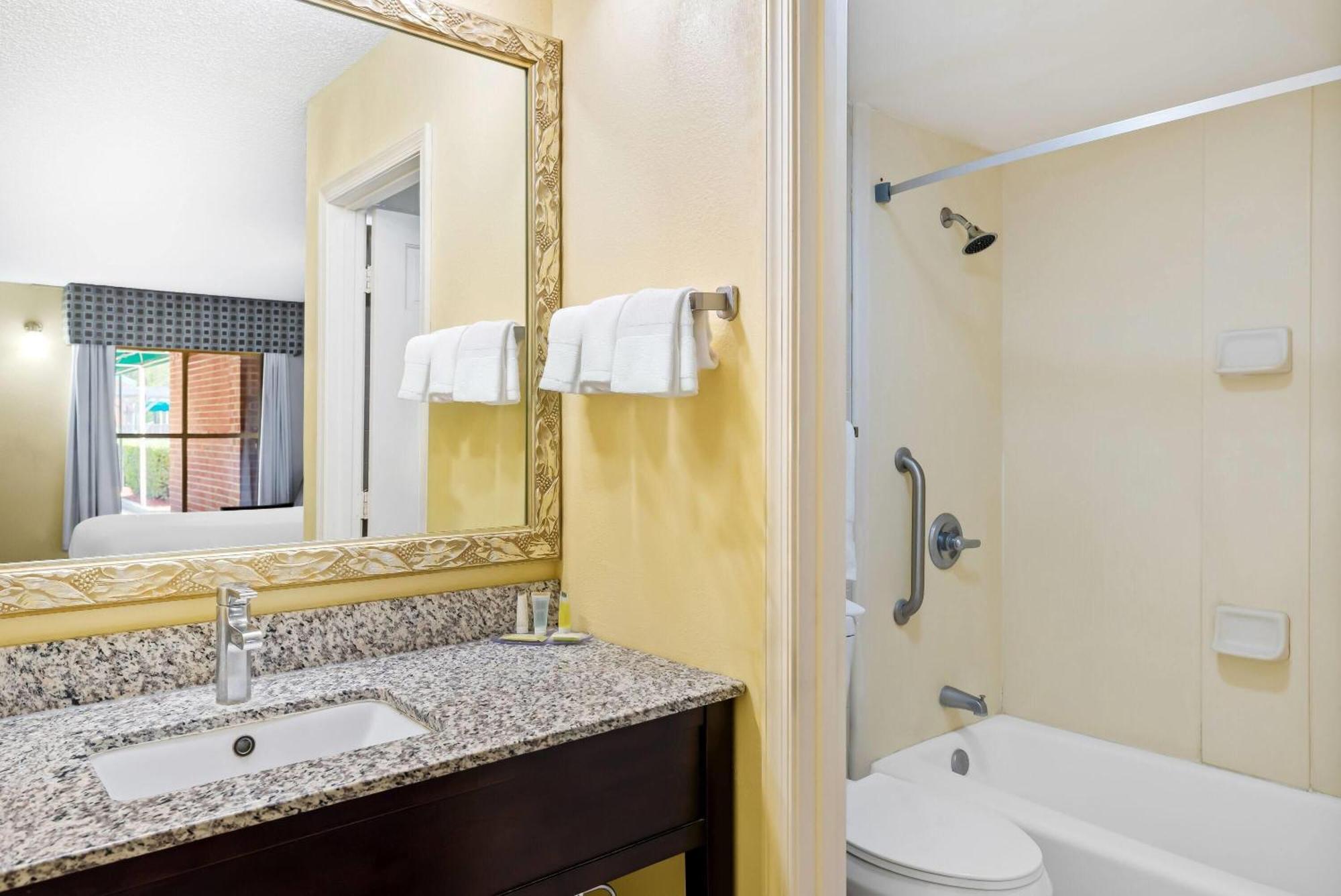 Days Inn By Wyndham Petersburg/South Fort Lee Buitenkant foto