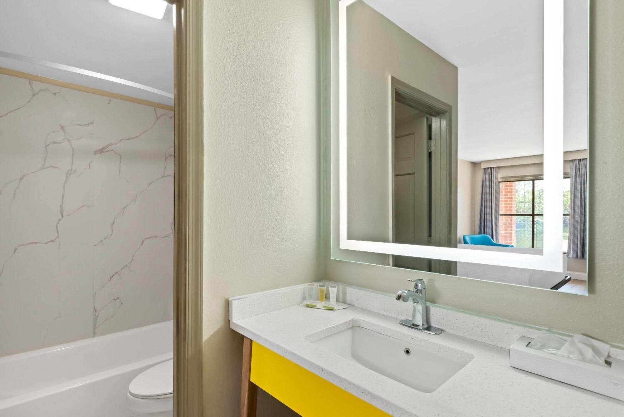Days Inn By Wyndham Petersburg/South Fort Lee Buitenkant foto