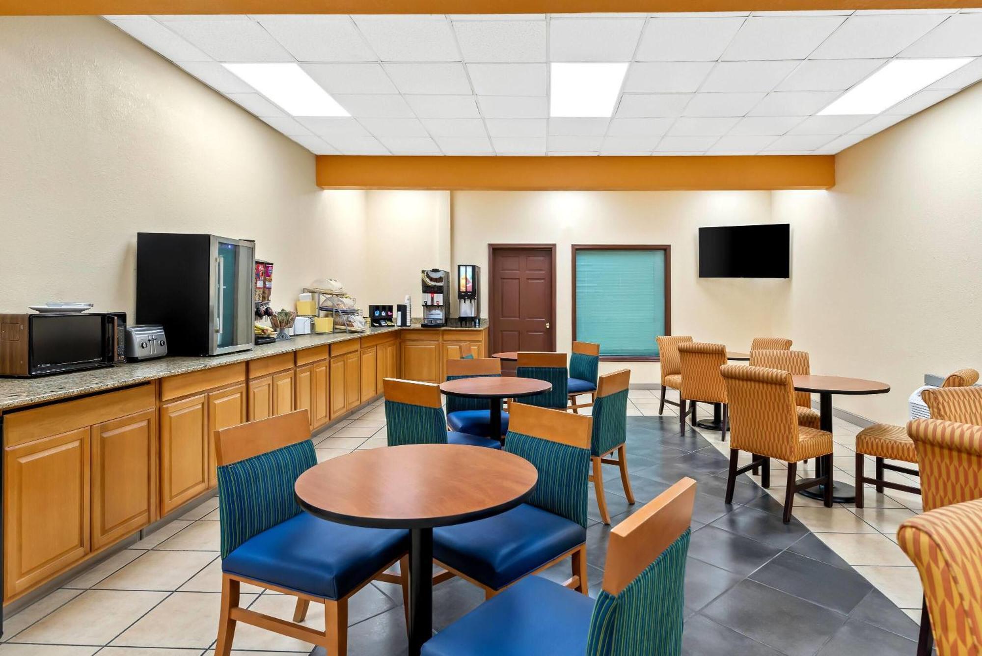 Days Inn By Wyndham Petersburg/South Fort Lee Buitenkant foto