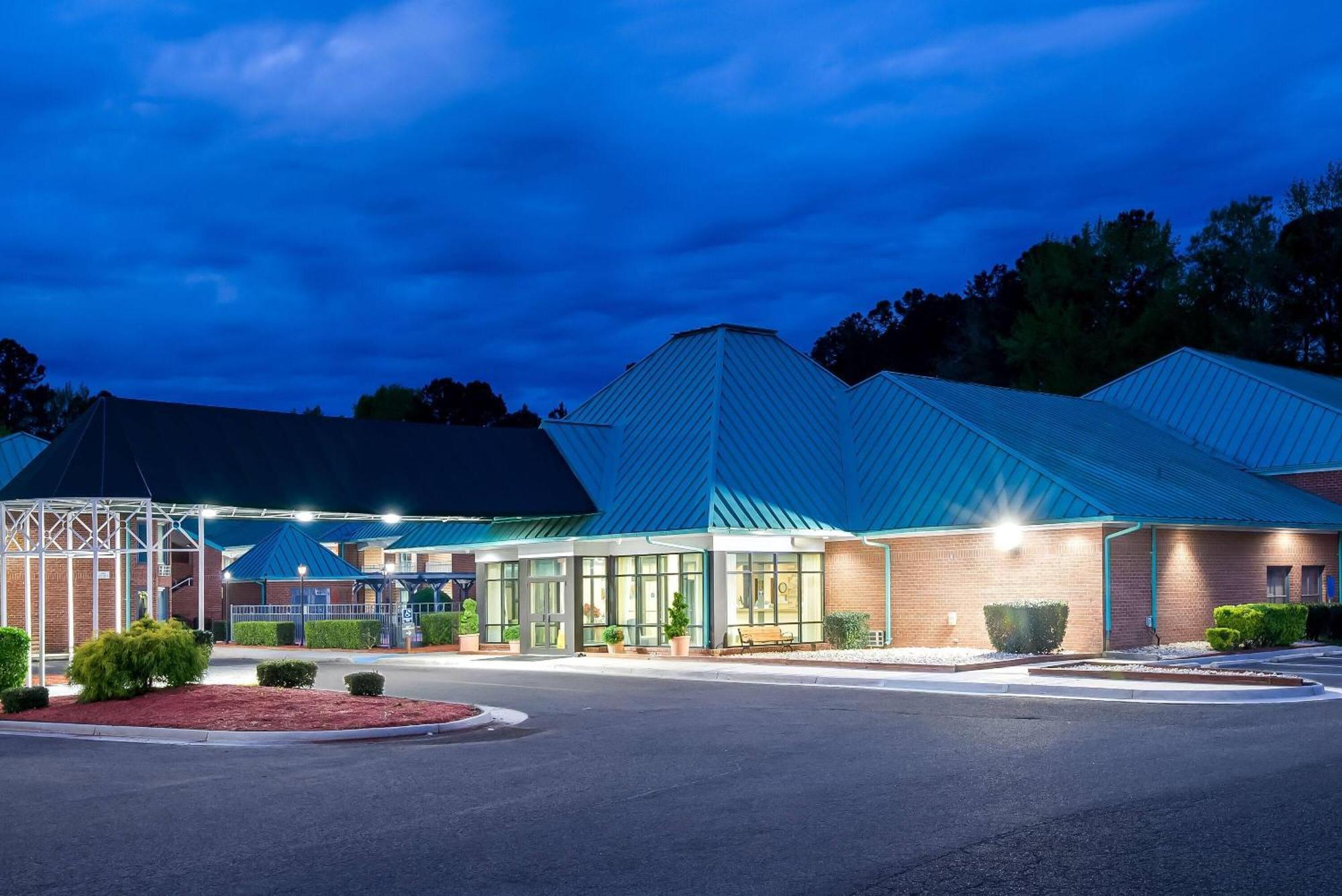 Days Inn By Wyndham Petersburg/South Fort Lee Buitenkant foto